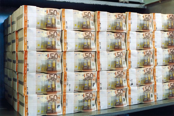 Bargeld-Verbot: Erste Banken in Europa wollen Matratzen der Kunden leeren